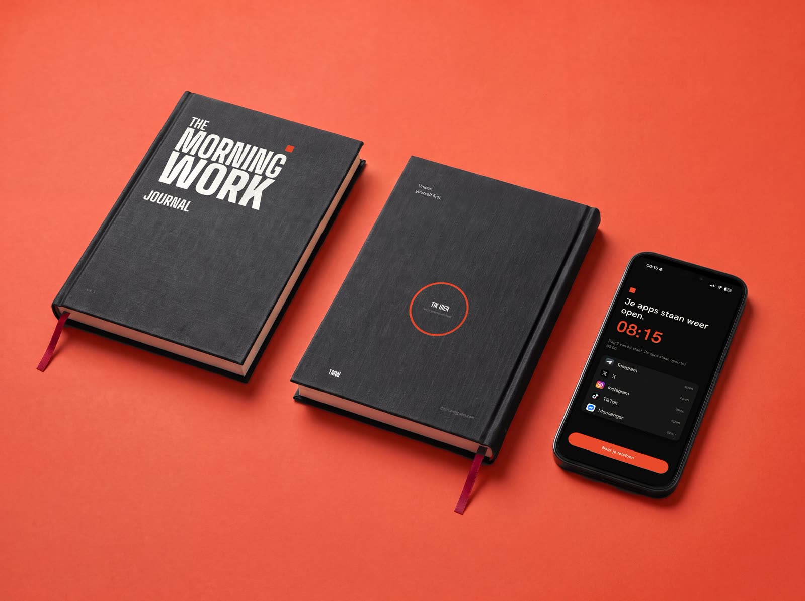 Twee journals van The Morning Work naast een telefoon waarop de apps weer open staan