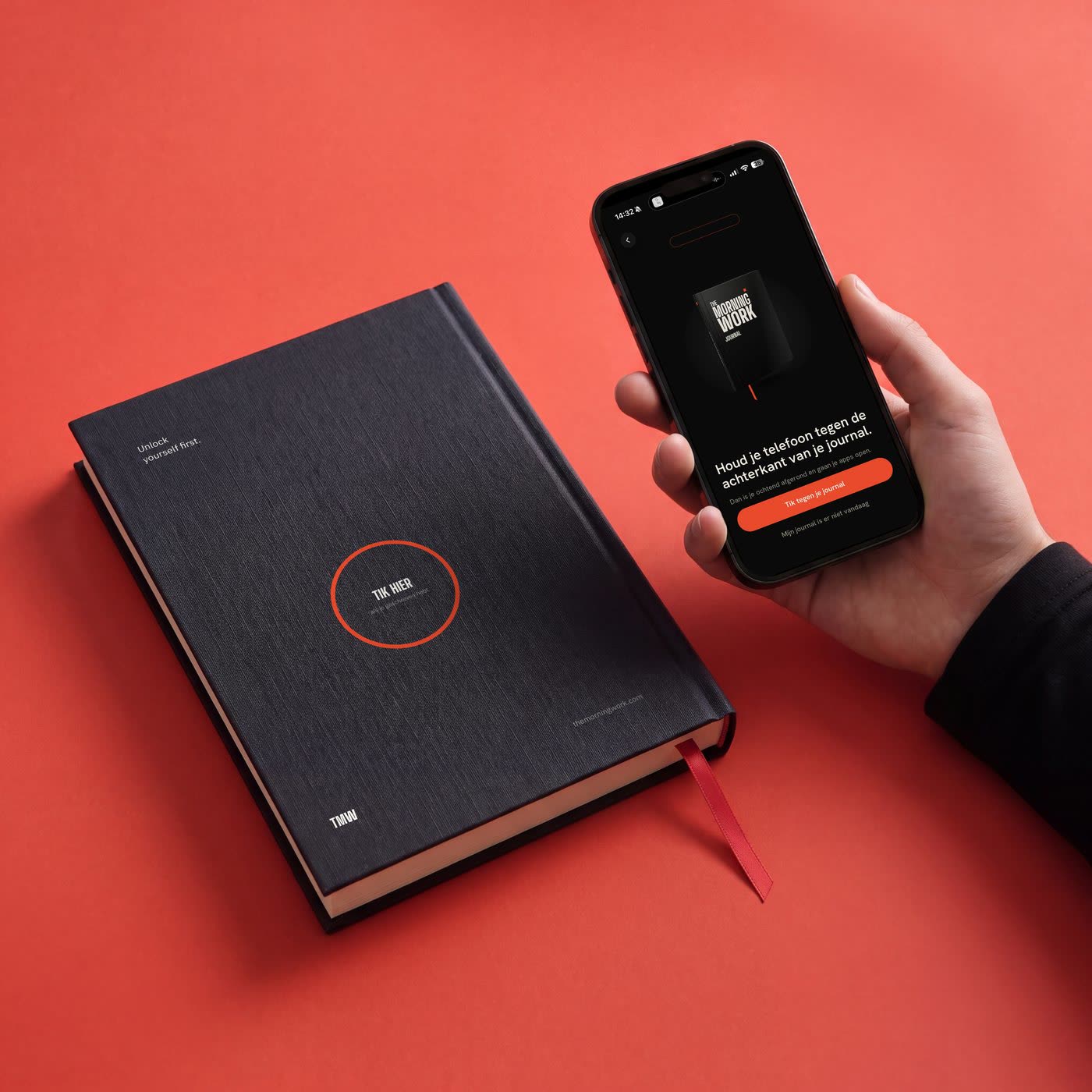 Een hand houdt een telefoon tegen de achterkant van een journal